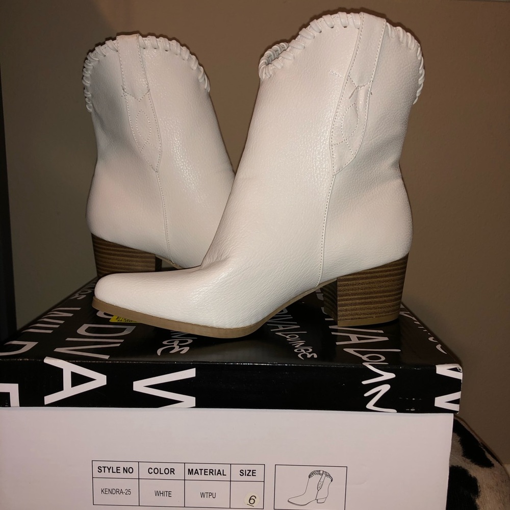 Size 6 white booties wild diva | forever 21